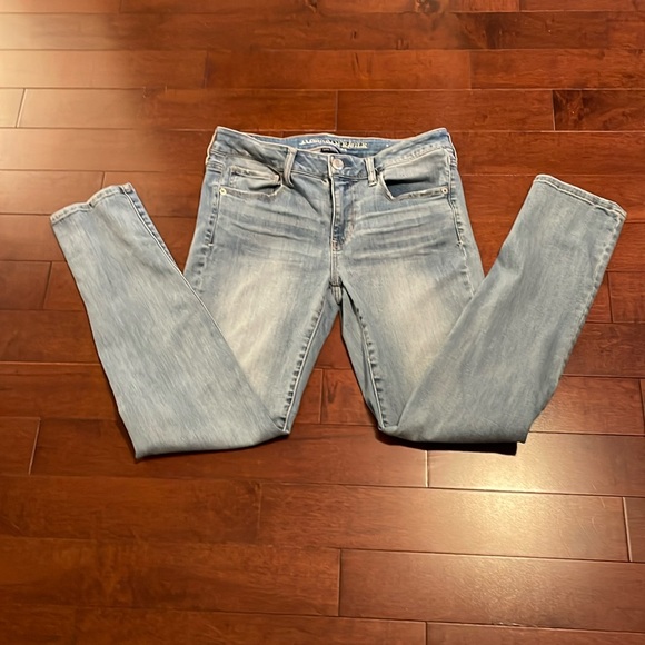 American Eagle mid rise skinny light wash & light distress 92% cotton Sz 10 R - Picture 1 of 7